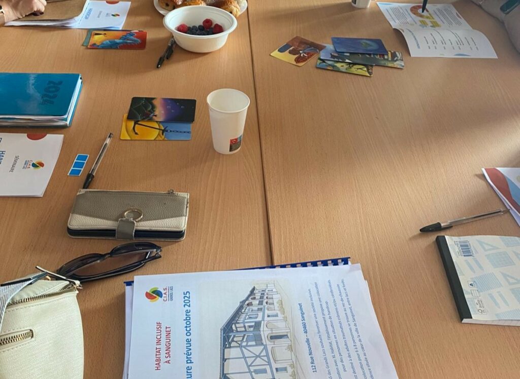table de travail avec des documents papier pour travailler sur le handicap
